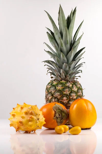 Frutas frescas sobre fondo blanco. Variedad de frutas tropicales . — Foto de Stock