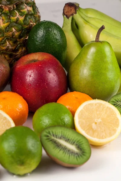Composição de frutas tropicais maduras frescas e suculentas. Estúdio vertical — Fotografia de Stock