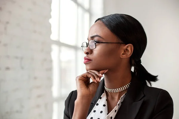 Portrét afroamerické ženy nosí oficiální oblečení a brýle. — Stock fotografie