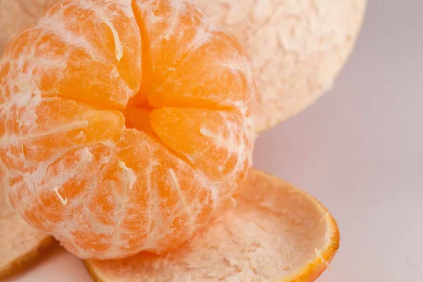 Close-up van één gepelde Mandarijn of Mandarijn fruit op witte achtergrond — Stockfoto