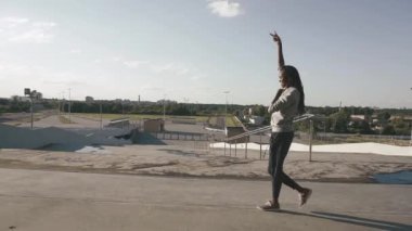 Afro-Amerikan modelinde mutlu: kulaklık şehirde yürüyüş