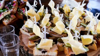 Peynir ve salatalık kanepe. Lezzetli yiyecek konsepti.