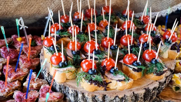 Snacks y canapés en una tabla de madera . —  Fotos de Stock