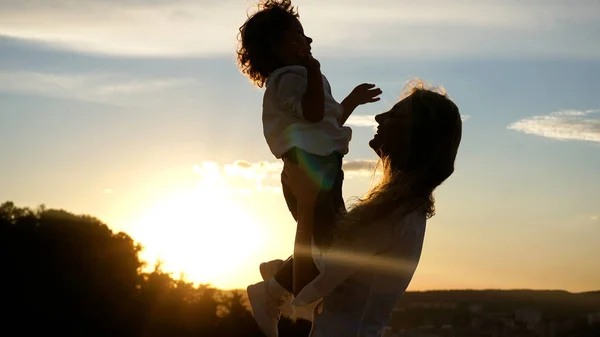 幸せな母と日没で遊んで彼女の幼い息子. — ストック写真