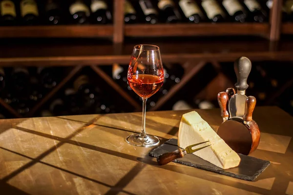 Set di bicchieri di vino, formaggio e accessori su un tavolo di legno. Posizione della volta del vino . — Foto Stock