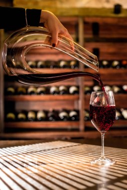 Şişe ve kadeh şarap dikey bir kadeh. Bir cam bir şişe içine dökme şarap.