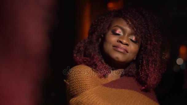 L'affascinante vista della ragazza afro-americana avvolta nel plaid in maglia gialla e godersi la serata al caffè — Video Stock
