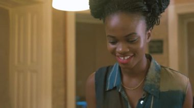 Mutlu ve gülümseyerek Afro-Amerikan kadın kahverengi Afrika pigtails ile yakın çekim portresi. Duygusal kompozisyon