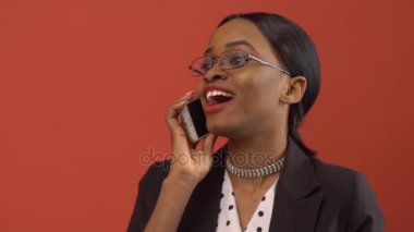 Onu iphone önce kırmızı duvar neşeli güzel Bayan görüşmeler