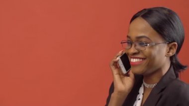 Güzel iş Bayan görüşmeler kırmızı duvar daha önce oturan iphone üzerinde