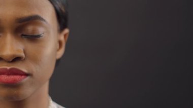 Üzgün siyah kadın onun gözünü açar