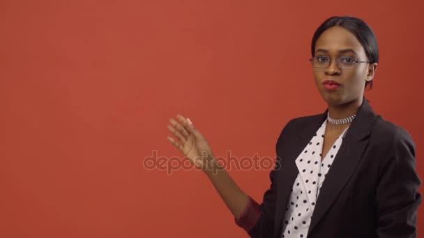 Mujer negra discute algo levantando la cabeza — Vídeos de Stock