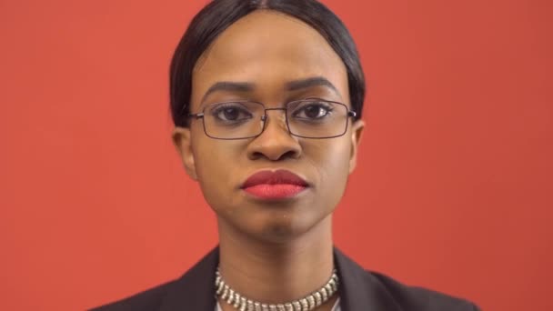 Söt svart kvinna med röda läppar lyfter med glasögonen — Stockvideo