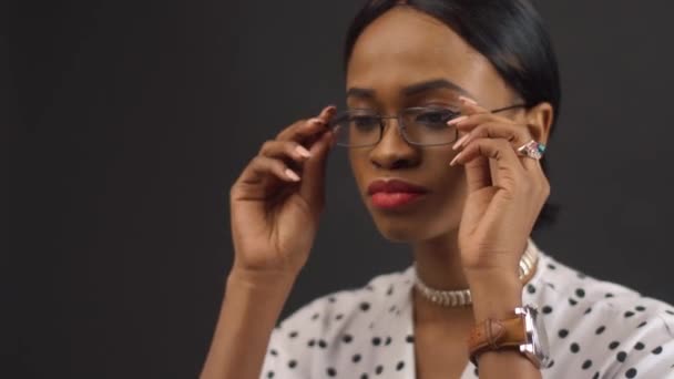Besviken svart kvinna tar bort glasögonen — Stockvideo