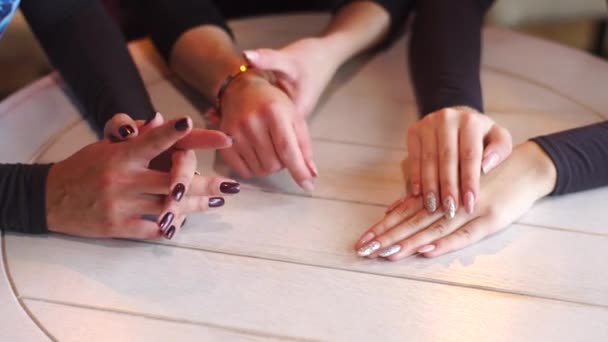 Le dita delle donne si muovono mentre palme si trovano sul tavolo da pranzo — Video Stock