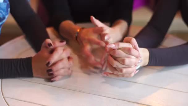 Waiting women hold their hands on the table — Stock Video