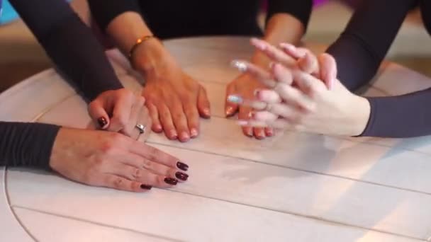 Las mujeres que esperan ponen sus puños en la mesa — Vídeos de Stock