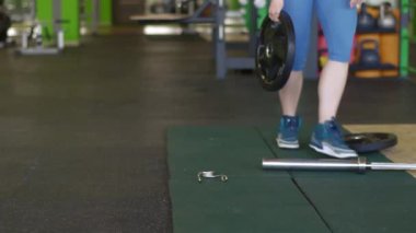 Mavi pantolon halter egzersiz yapmaya hazırlanıyor dövmeli kız yatay fotoğraf