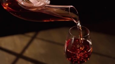 Cam sürahi doldurarak kırmızı şarap ile yakın çekim portresi