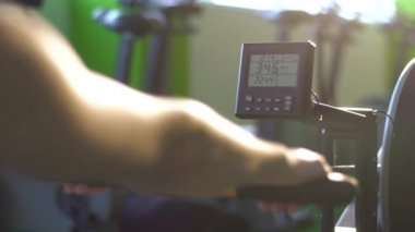 Eğitmen ekranda yük seçme ve zor egzersizleri oin spor yapıyor kadın yakın çekim yan fotoğrafı.