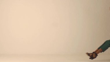 Mutlu siyah kadın ofis koltuğu rides