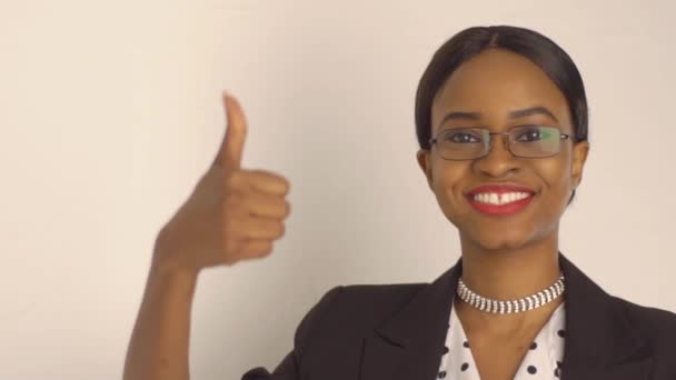 Черная женщина в офисном стиле показывает большие пальцы вверх — стоковое видео