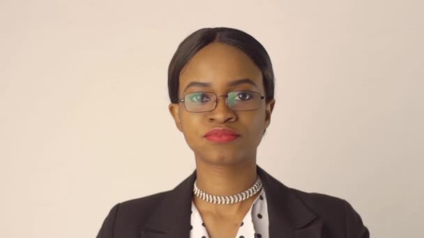 Mujer negra vestida con estilo de negocios muestra los pulgares hacia arriba — Vídeos de Stock