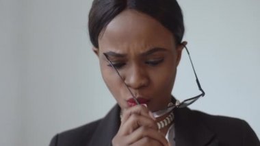 Shoked siyah kadın gözlüklerini alır