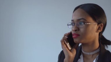 Siyah kadın onu iphone üzerinde konuşurken endişeli görünüyor