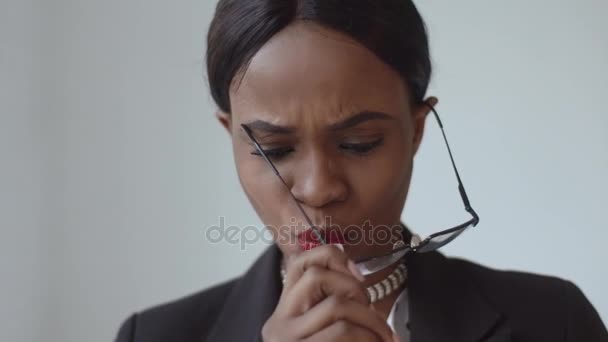 Shoked černá žena bere její brýle — Stock video