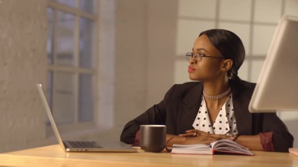 Düşünceli siyah kadın gözlüklerini çalışma masada oturan kapalı alır — Stok video