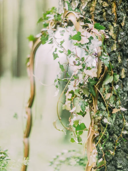 Närbild foto av spegeln dekorerad med vita blommor och örter blyad på Björk i skogen grön våren. — Stockfoto