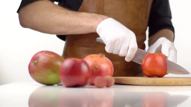 L'uomo taglia frutta su tavola di legno — Video Stock