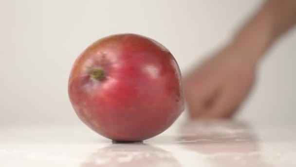 Homme tourne mangue sur table blanche — Video