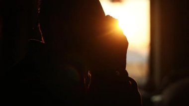 Depresif adam ellerini için işareti dua kafede günbatımı vasıl geçmiş tutuyor.