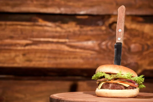 Smaczne burger z mięsa i warzyw umieszczony na płycie. — Zdjęcie stockowe
