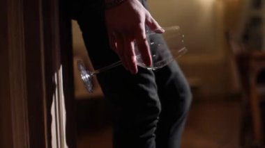 Cam holding ve yere kırılma adam yakın çekim yatay bileşimi.