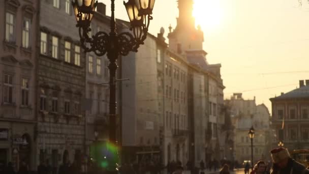 The horizontal close-up view of the vintage street light at the background of the ancient buildings during the sunset. — Stock Video