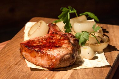 Izgara et, otlar ve soğan bir pide üzerinde lezzetli parça bileşimi. Bir ahşap yemek