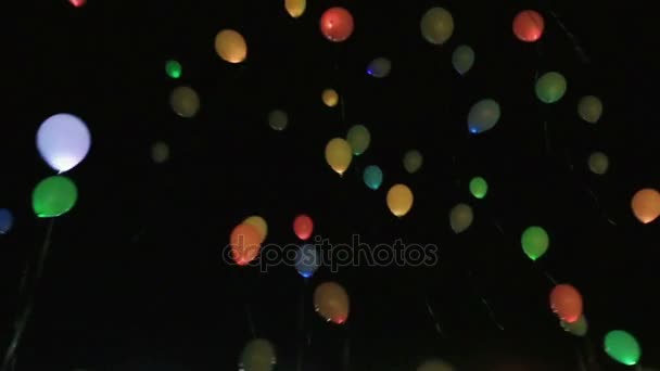 Οι άνθρωποι να αφήσει να πάει με τα μπαλόνια. Η θέα από τα μπαλόνια που πετούν στον ουρανό της νύχτας. — Αρχείο Βίντεο