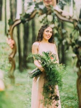 Yeşil buket ormanda tutan gülümseyen kadın aynada yansıması.