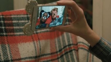 Komik selfies kırmızı örgü şal altında yalan sırasında hareket eden app kullanarak alarak harika vakit gülümseyen çok yarış çift