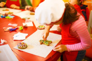 Renkli krem ile çerezleri dekorasyon çocuk yakın çekim yan portresi.
