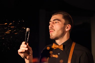 Bir nargile kor üzerinde üfleme bir nargile adam portresi. Her yerde uçan Sparks.