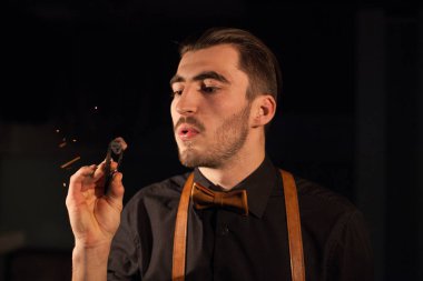 Tomgs nargile kor ile tutarak bir ışık anız ile genç adam.