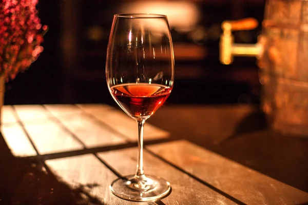 Un primo piano di bicchiere di vino sul tavolo di legno. Posizione del caveau di Winr . — Foto Stock