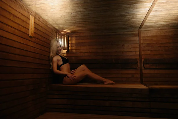 Sexy woman with amazing curves of her body relaxing In Sauna in spa centre. — Stock Photo, Image
