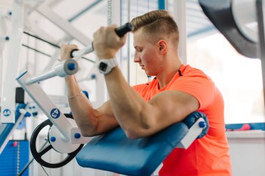 genç çekici atletik adam bakarak onun pazı eğitim