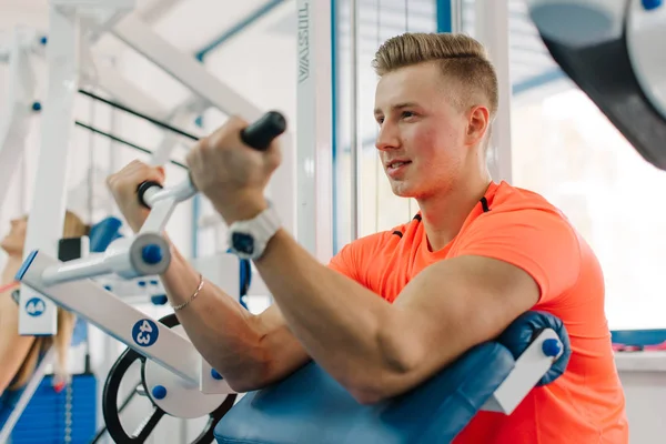 Fiatal sportos srác testépítő edzés a bicepsz — Stock Fotó