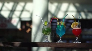 Nane ve buz güneş ışığı ile üç renkli lezzetli kokteyller